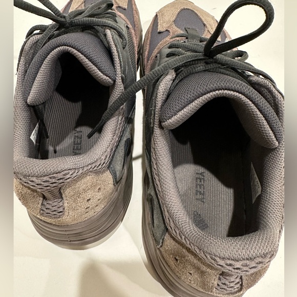 Authentic Men’s Yeezy boost 700 - Picture 8 of 9